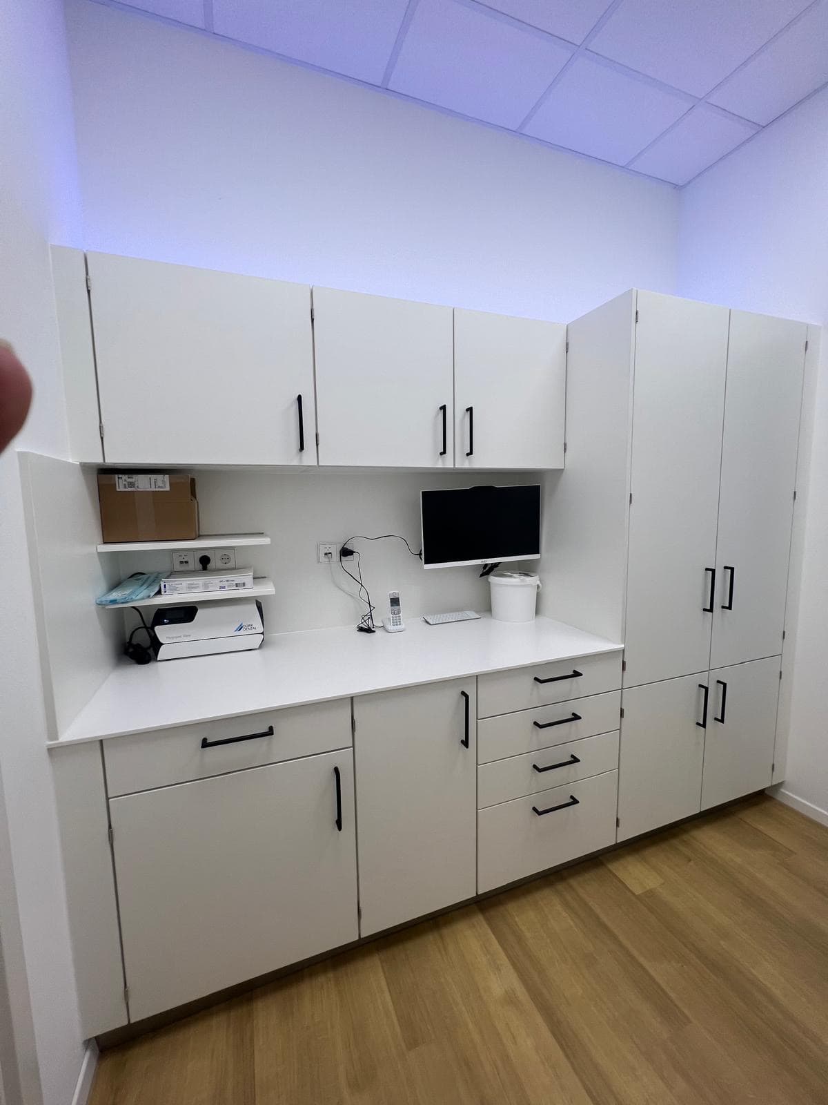 Arbeitsplatz mit Schrankwand