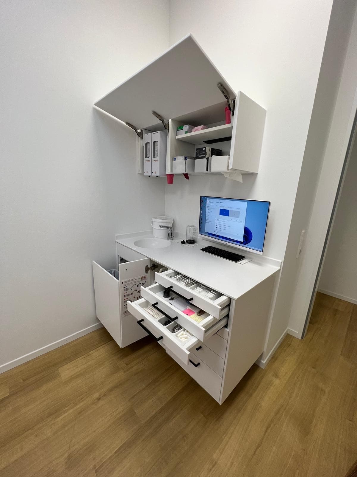 Behandlungs-Arbeitsplatz mit Schubladensystem