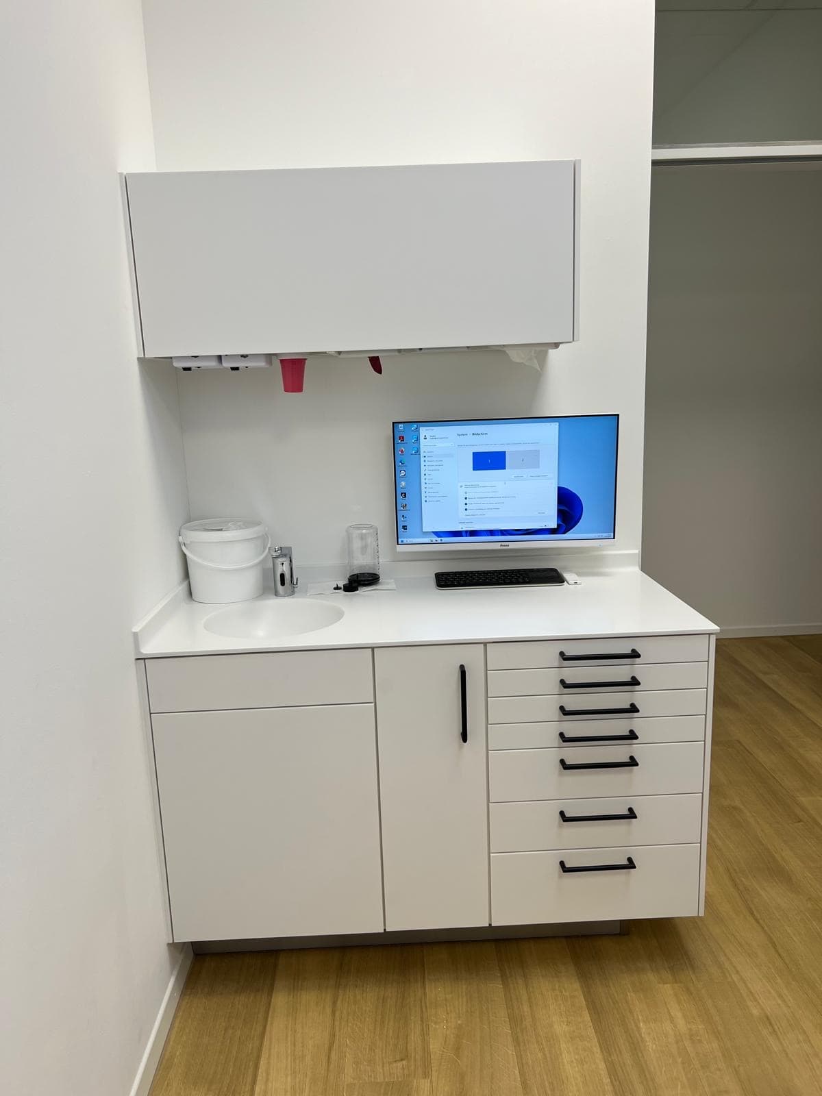 Behandlungsplatz mit Monitorintegration