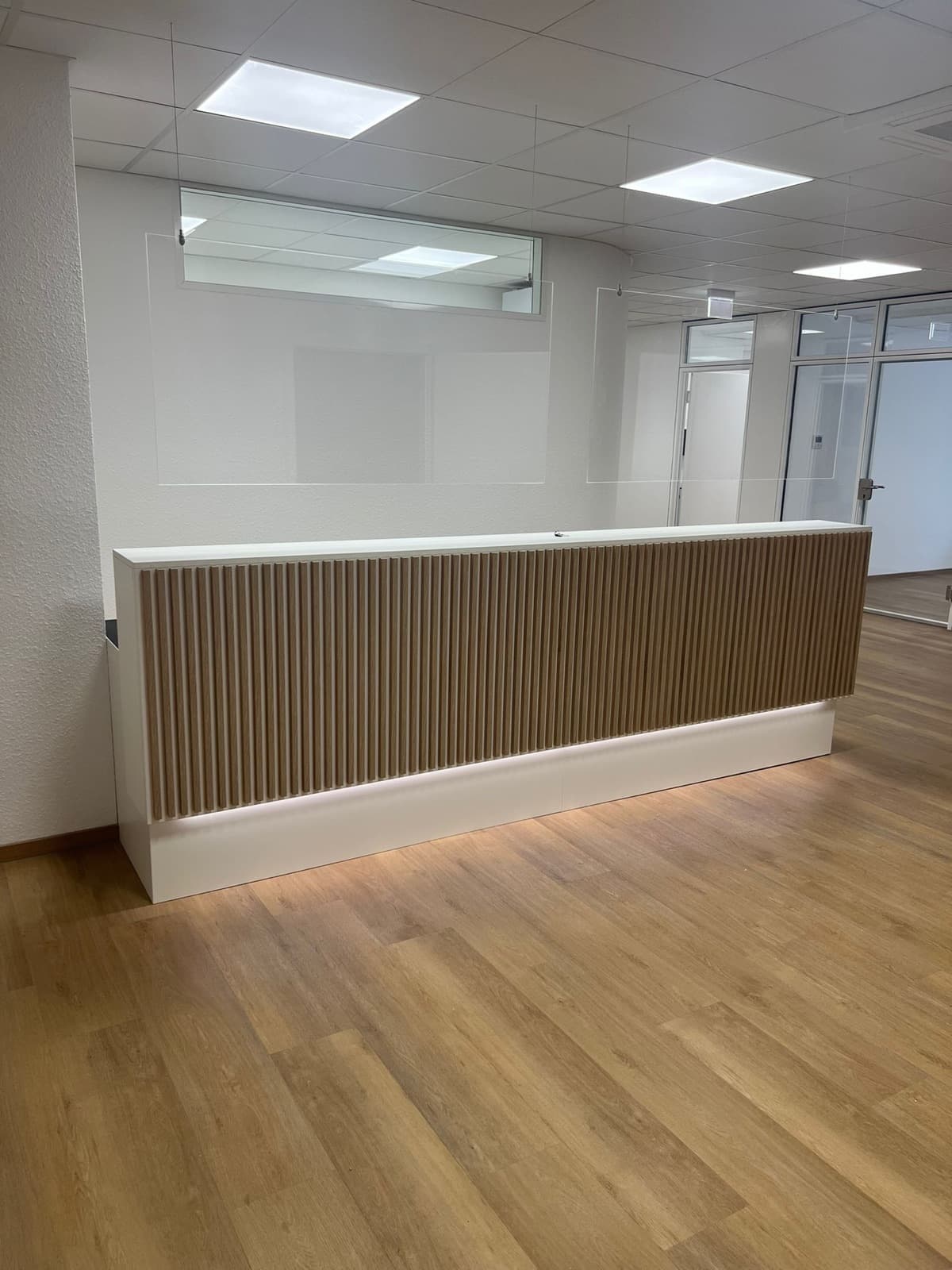 Empfangstheke mit Holz-Lamellenfront