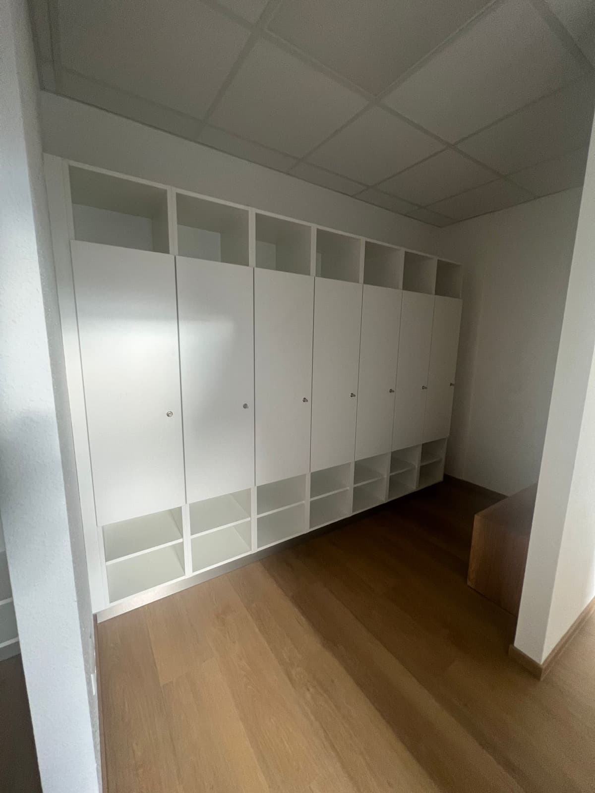 Garderobe mit Schließfachschrank