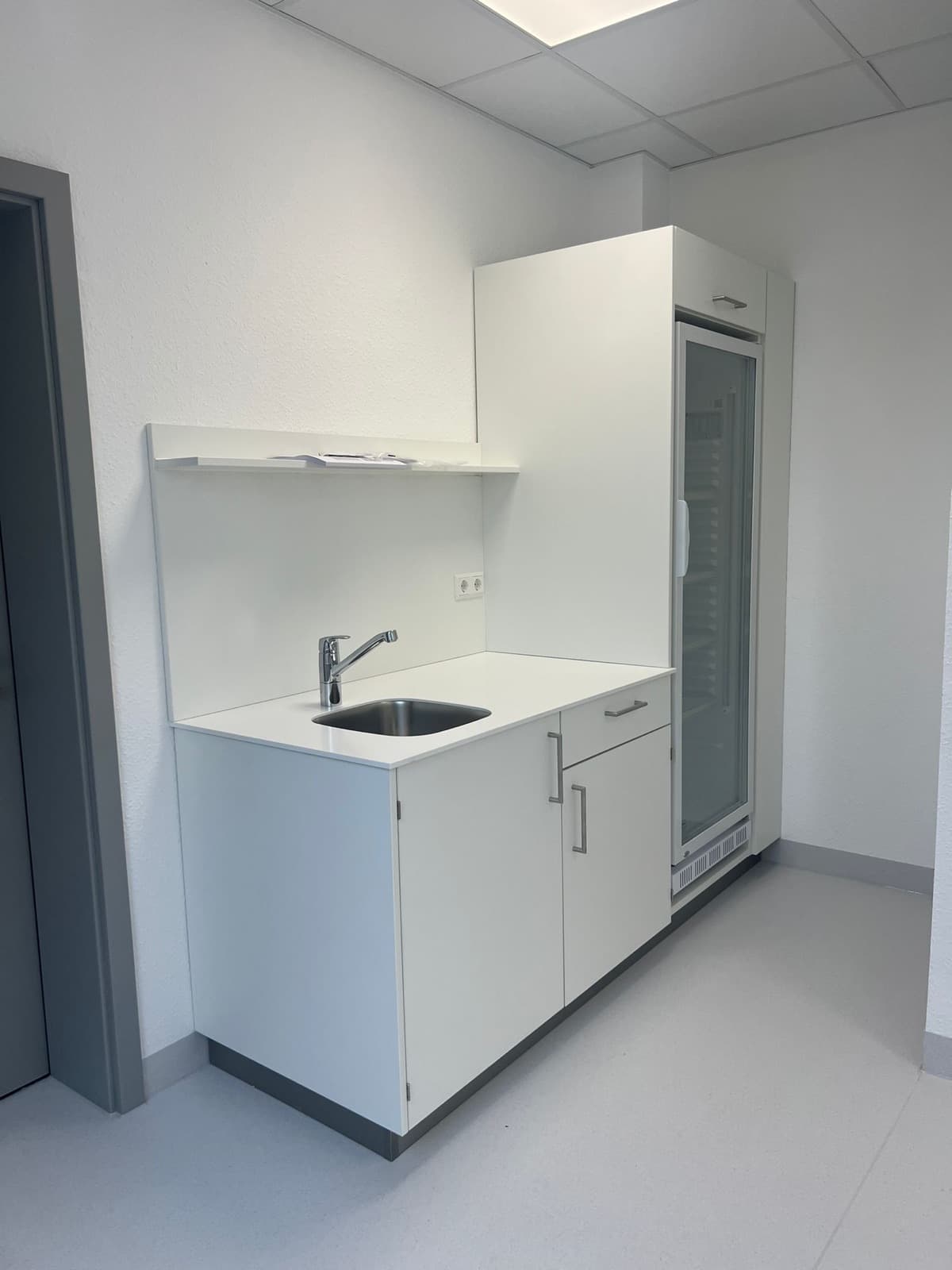 Funktionszeile mit integriertem Kühlschrank