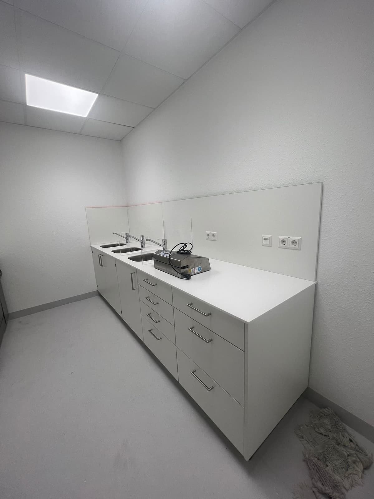 Laborzeile mit Doppelbecken