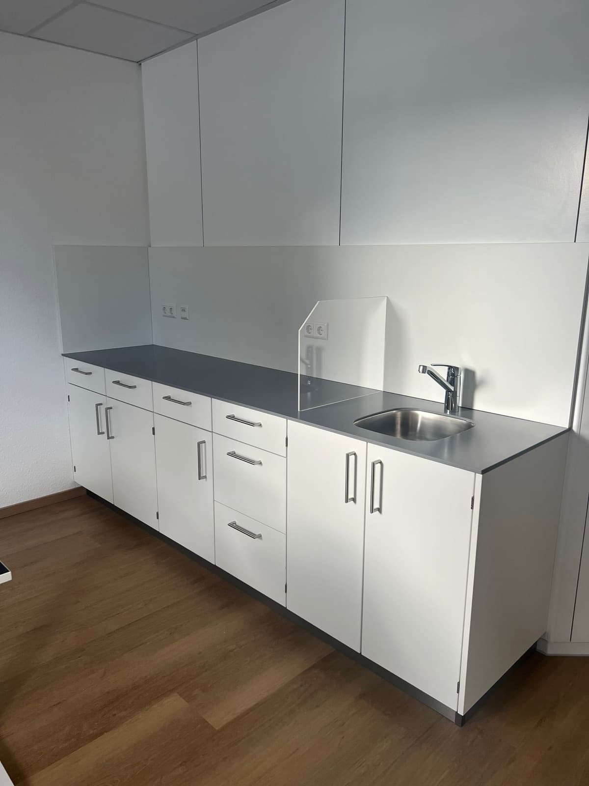 Laborzeile mit Spritzschutz