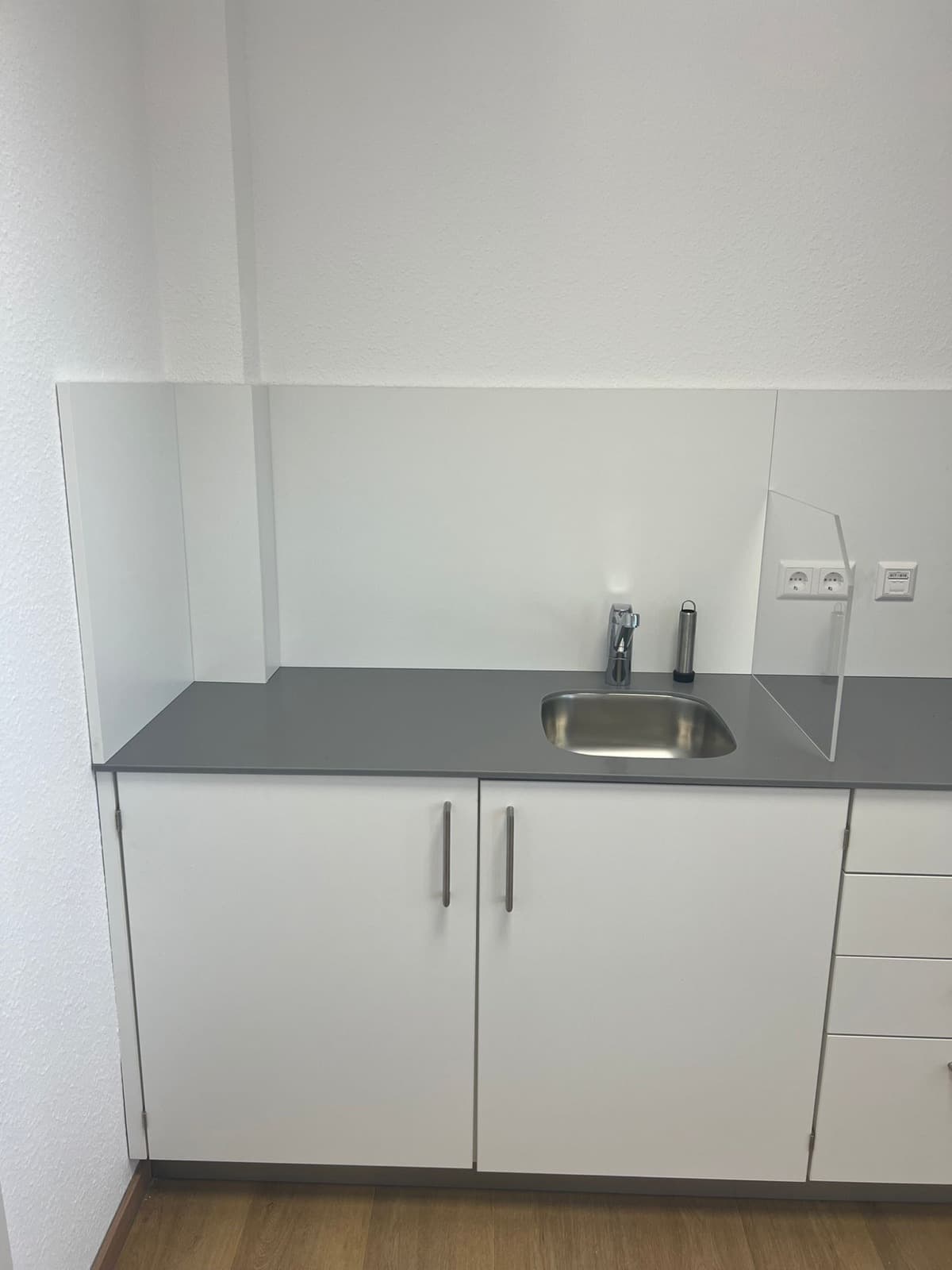 Kompakte Spülzeile mit grauer Arbeitsplatte